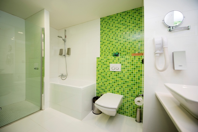 Emerald Pristina Kosovo junior suite bath room view 1